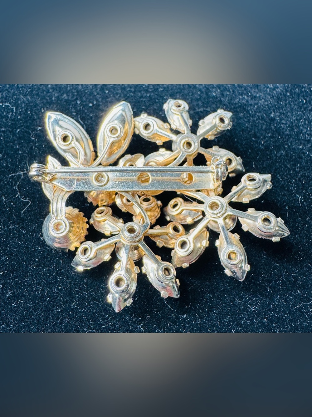 Vintage Pink rhinestone riveted brooch - Picture 5 of 7